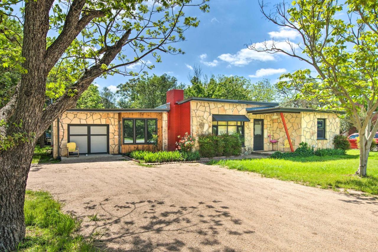 Remodeled Retro Home With Deck, Walk To Main Street! 블랑코 외부 사진